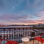Отель Skylight - 1873 Seafront Luxury On The Harbor, Center