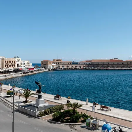 Hotel Skylight - 1873 Seafront Luxury On The Harbor, Center Ermoúpoli