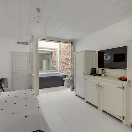 Hotel Skylight - 1873 Seafront Luxury On The Harbor, Center Ermoúpoli