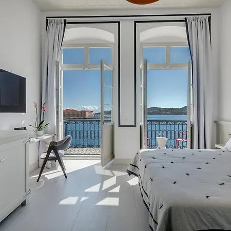 Skylight - 1873 Seafront Luxury On The Harbor, Center Hotel Ermoúpoli