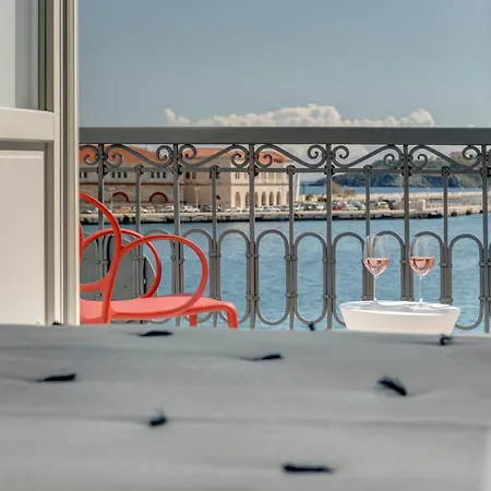 Skylight - 1873 Seafront Luxury On The Harbor, Center 4* Ermoúpoli