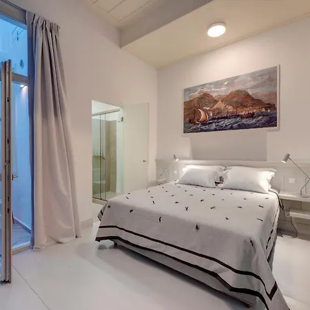 Hotel Skylight - 1873 Seafront Luxury On The Harbor, Center 4*