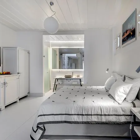 Hotel Skylight - 1873 Seafront Luxury On The Harbor, Center Ermoúpoli