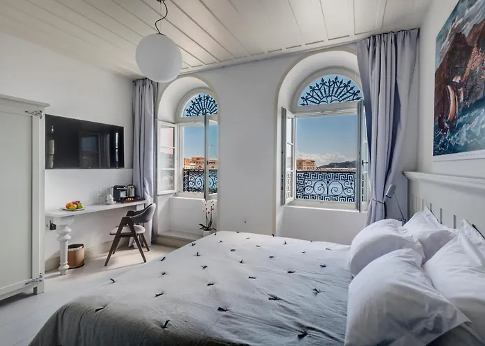 Hotel Skylight - 1873 Seafront Luxury On The Harbor, Center 4*