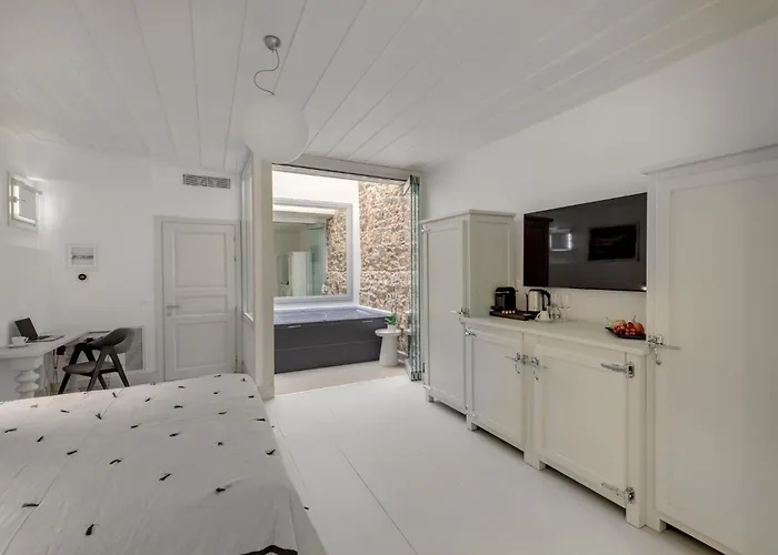 Hotel Skylight - 1873 Seafront Luxury On The Harbor, Center Ermoupoli