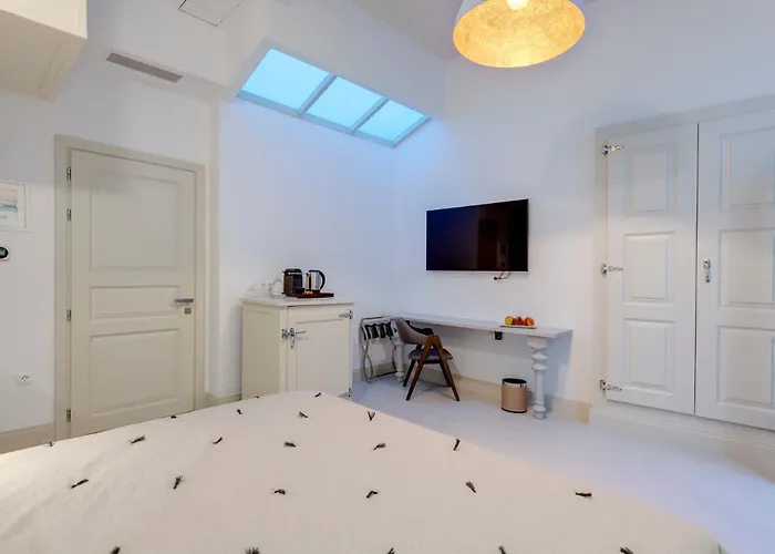 Hotel Skylight - 1873 Seafront Luxury On The Harbor, Center 4*