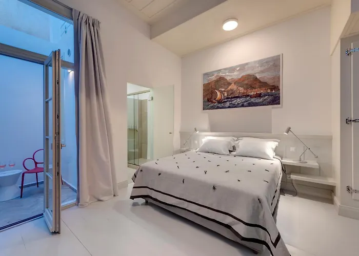 Hotel Skylight - 1873 Seafront Luxury On The Harbor, Center 4*