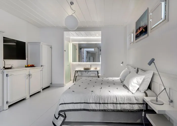 Hotel Skylight - 1873 Seafront Luxury On The Harbor, Center Ermoupoli