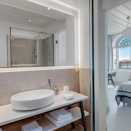 Отель Skylight - 1873 Seafront Luxury On The Harbor, Center