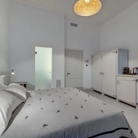 מלון Skylight 4*