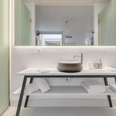 Отель Skylight - 1873 Seafront Luxury On The Harbor, Center 4*