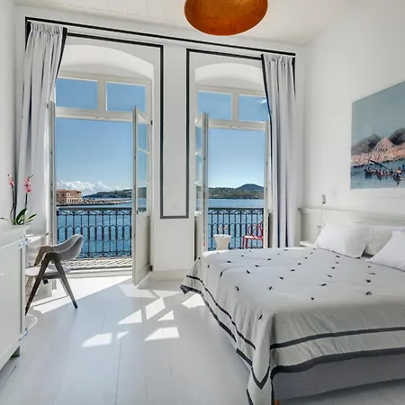 Отель Skylight - 1873 Seafront Luxury On The Harbor, Center 4*