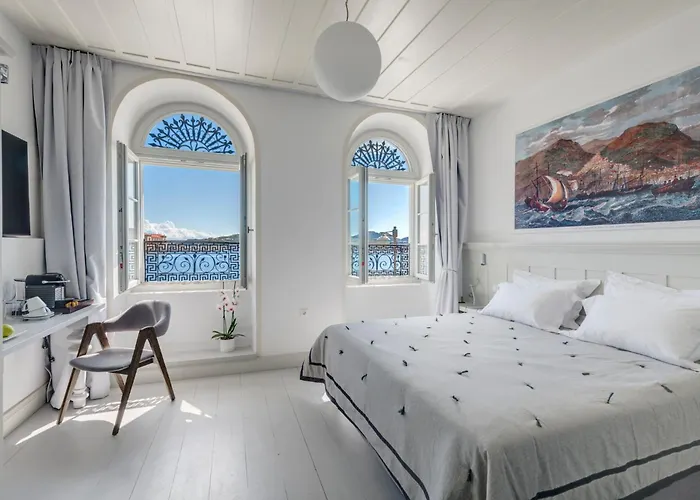 Skylight - 1873 Seafront Luxury On The Harbor, Center Hotel 4*