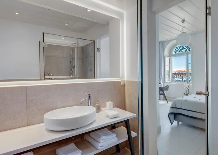 Hotel Skylight - 1873 Seafront Luxury On The Harbor, Center