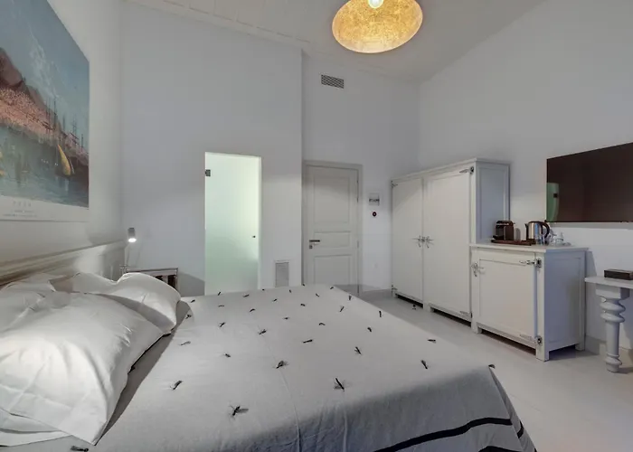 Hotel Skylight - 1873 Seafront Luxury On The Harbor, Center 4*