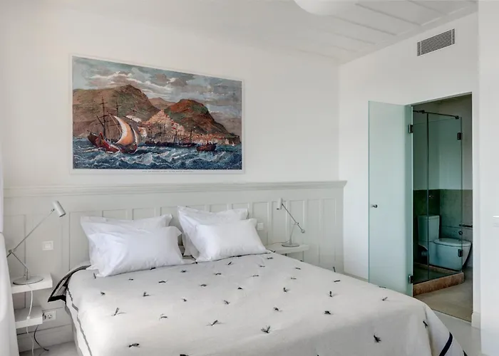 Hotel Skylight - 1873 Seafront Luxury On The Harbor, Center Ermoupoli