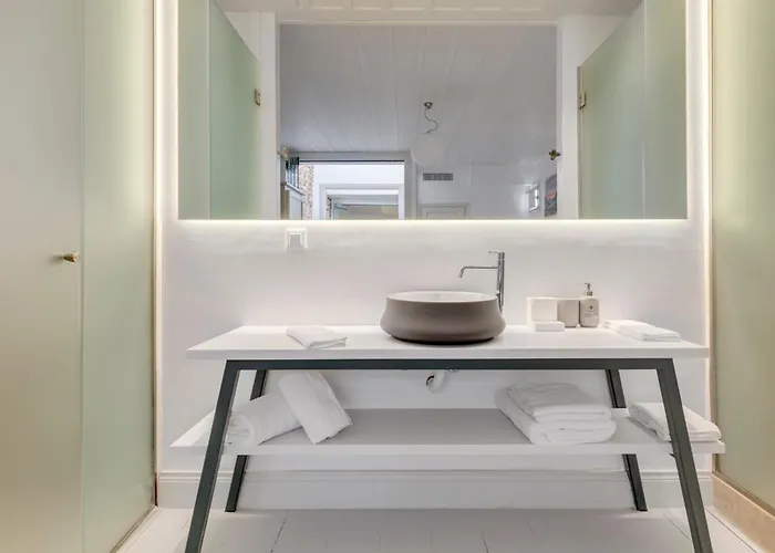 Hotel Skylight - 1873 Seafront Luxury On The Harbor, Center 4*