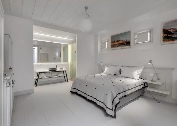 Hotel Skylight - 1873 Seafront Luxury On The Harbor, Center