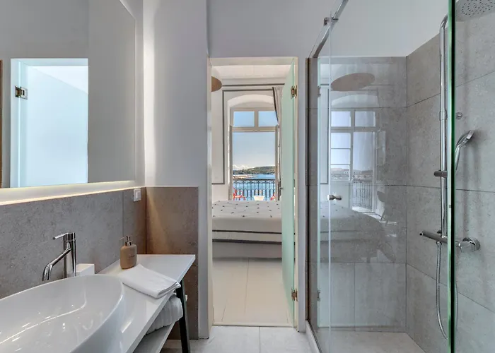 Skylight - 1873 Seafront Luxury On The Harbor, Center Hotel 4*