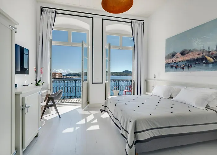 Hotel Skylight - 1873 Seafront Luxury On The Harbor, Center 4*