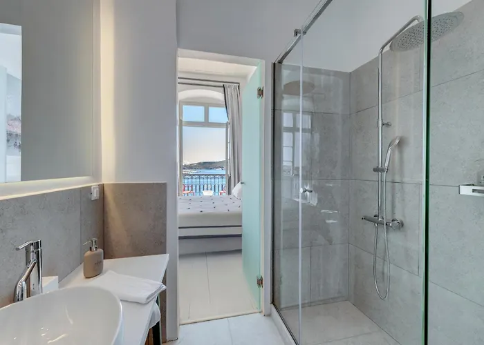 Hotel Skylight - 1873 Seafront Luxury On The Harbor, Center Ermoupoli