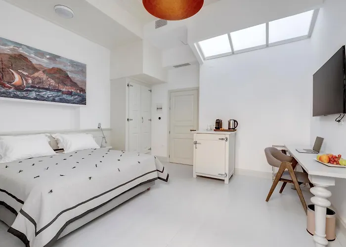 Skylight - 1873 Seafront Luxury On The Harbor, Center